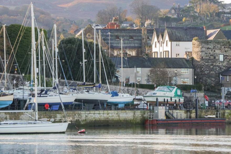 PEN Y BRYN, pet friendly, character holiday cottage in Conwy
