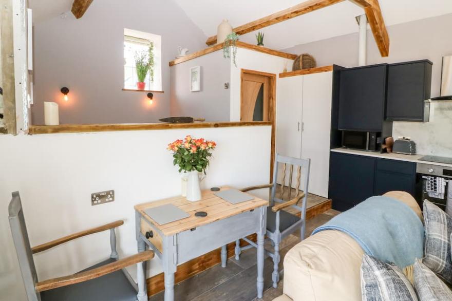 TY COCH, pet friendly, character holiday cottage in Trefor