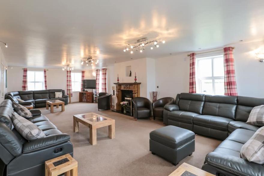 WEST BORDER FARM, pet friendly, with hot tub in Abbeytown