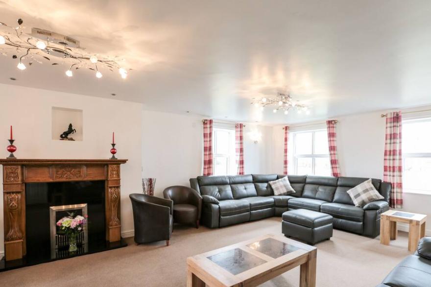 WEST BORDER FARM, pet friendly, with hot tub in Abbeytown
