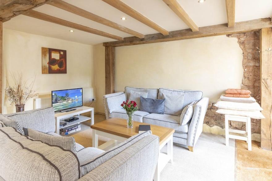 Multi Award Winning Honeysuckle Barn, Torquay, Dogs Welcome. Allocated Parking