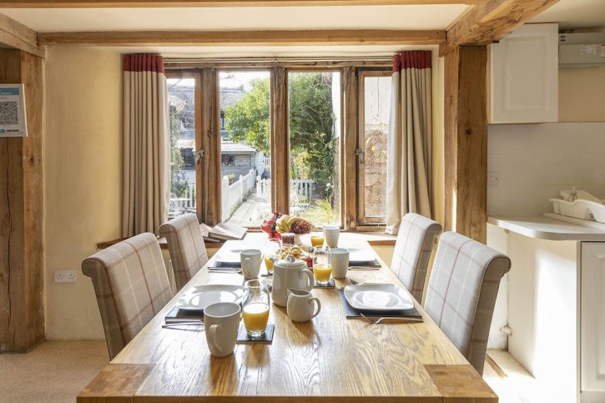 Multi Award Winning Honeysuckle Barn, Torquay, Dogs Welcome. Allocated Parking
