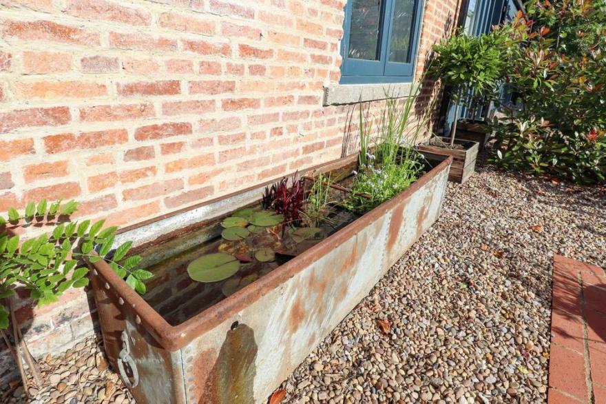 THE SMITHY, character holiday cottage, with a garden in Laceby