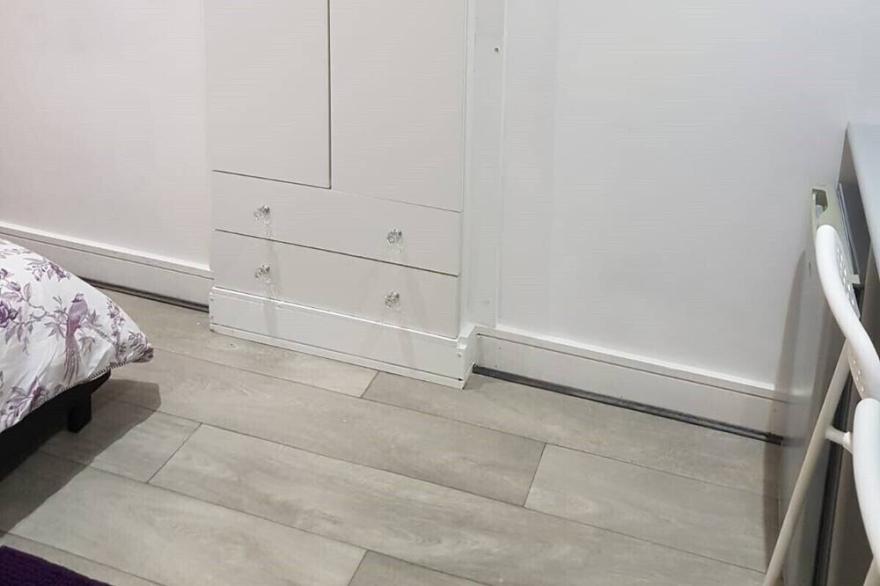 Private En-suite with Free Parking and Breakfast A