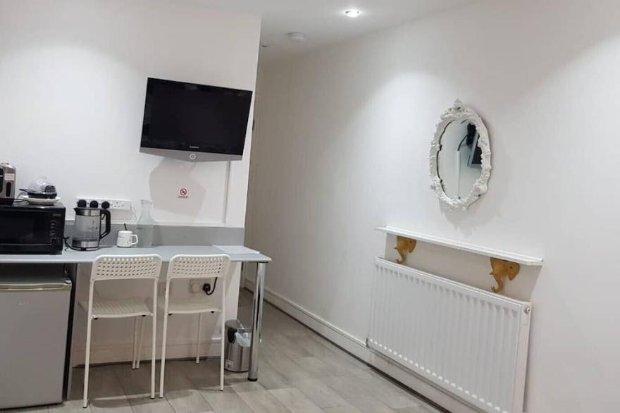 Private En-suite with Free Parking and Breakfast A