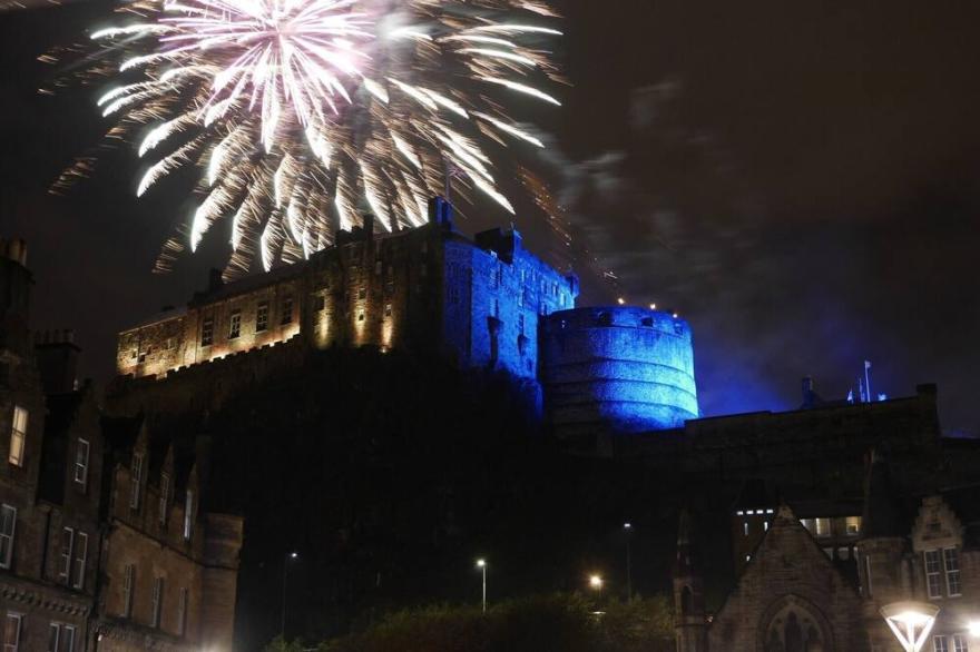 1 bedroom property with a fantastic view of Edinburgh Castle in the heart of the Old Town