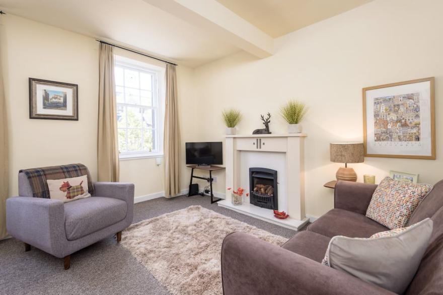 1 bedroom property with a fantastic view of Edinburgh Castle in the heart of the Old Town