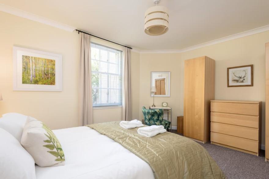1 bedroom property with a fantastic view of Edinburgh Castle in the heart of the Old Town