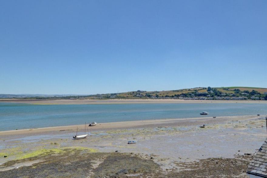 Corner Cottage - Two Bedroom House, Sleeps 4