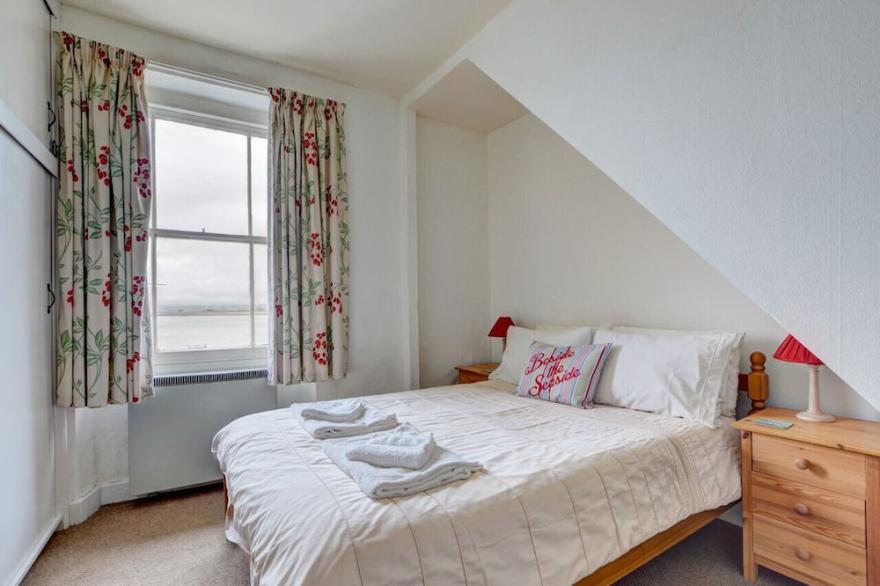 Corner Cottage - Two Bedroom House, Sleeps 4