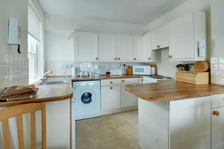 Corner Cottage - Two Bedroom House, Sleeps 4