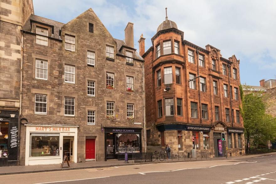 1 bedroom + sofabed property with a fantastic view of Edinburgh Castle