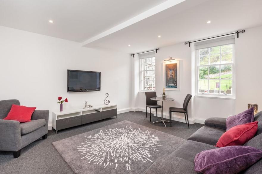 1 bedroom + sofabed property with a fantastic view of Edinburgh Castle