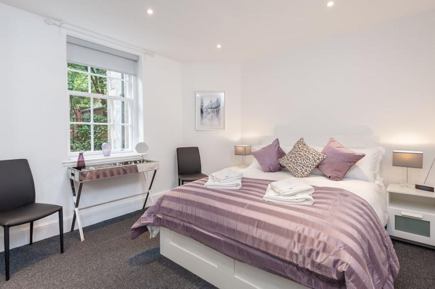 1 bedroom + sofabed property with a fantastic view of Edinburgh Castle