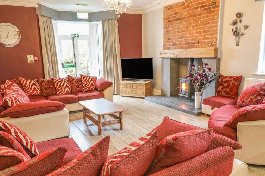 ELLIE'S LODGE, family friendly, with hot tub in Ulverston