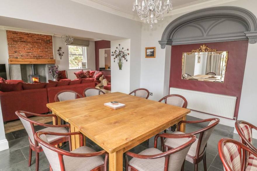 ELLIE'S LODGE, family friendly, with hot tub in Ulverston