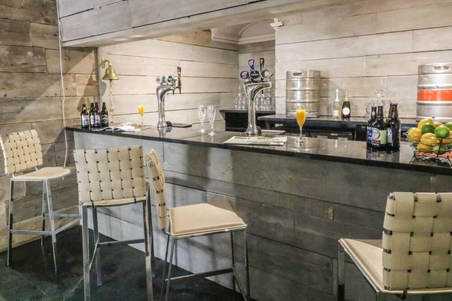 ELLIE'S LODGE, family friendly, with hot tub in Ulverston