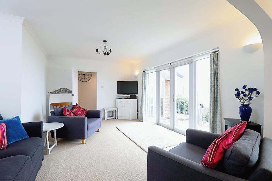 Bella Vista -  a bungalow that sleeps 4 guests  in 2 bedrooms