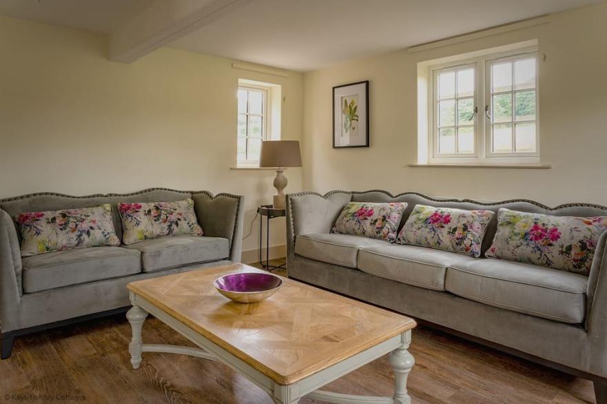Brook Cottage -  a cottage that sleeps 6 guests  in 3 bedrooms
