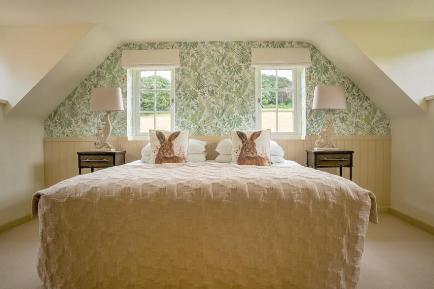 Brook Cottage -  a cottage that sleeps 6 guests  in 3 bedrooms
