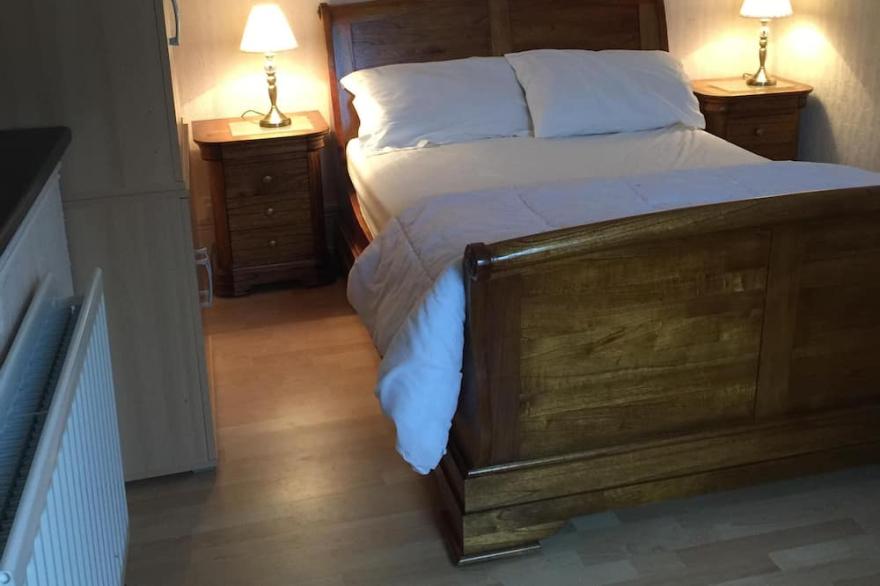 Quiet retreat 20 minutes from the city, 10 minutes from the motorway,