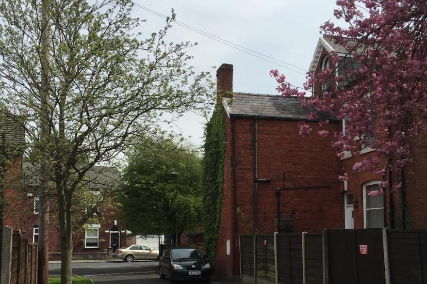 Quiet retreat 20 minutes from the city, 10 minutes from the motorway,