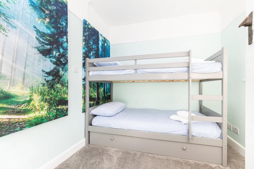 2 bedroom holiday home with hot tub