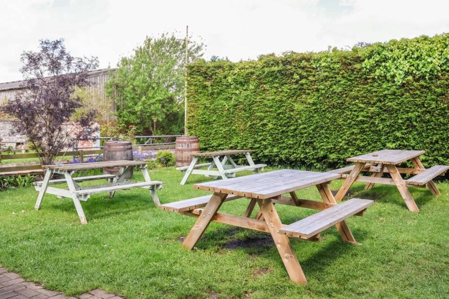 SMUGGLERS DEN, family friendly, character holiday cottage in Skipsea
