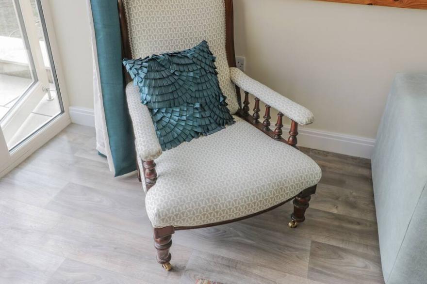 SHIPPON, romantic, character holiday cottage in Beadlam