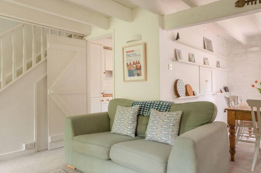 OYSTER COTTAGE, pet friendly, character holiday cottage in Salcombe