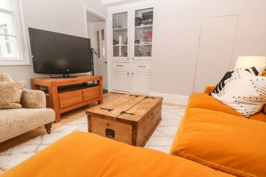BELMONT, family friendly, country holiday cottage in Newlyn