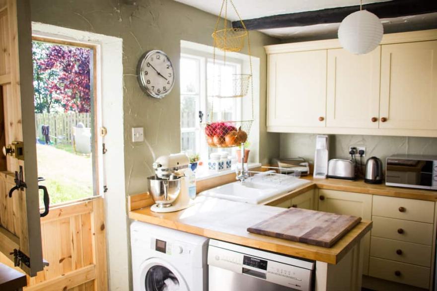 400 year old quirky Cornish cottage, in Bude, Poughill.
