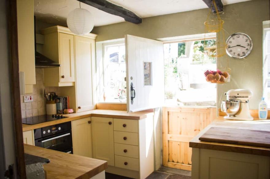 400 year old quirky Cornish cottage, in Bude, Poughill.