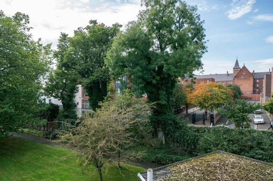 Pass the Keys | McCracken's Townhouse - 10 Min Walk to City Centre