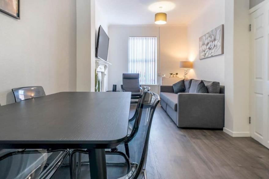 Pass the Keys | McCracken's Townhouse - 10 Min Walk to City Centre