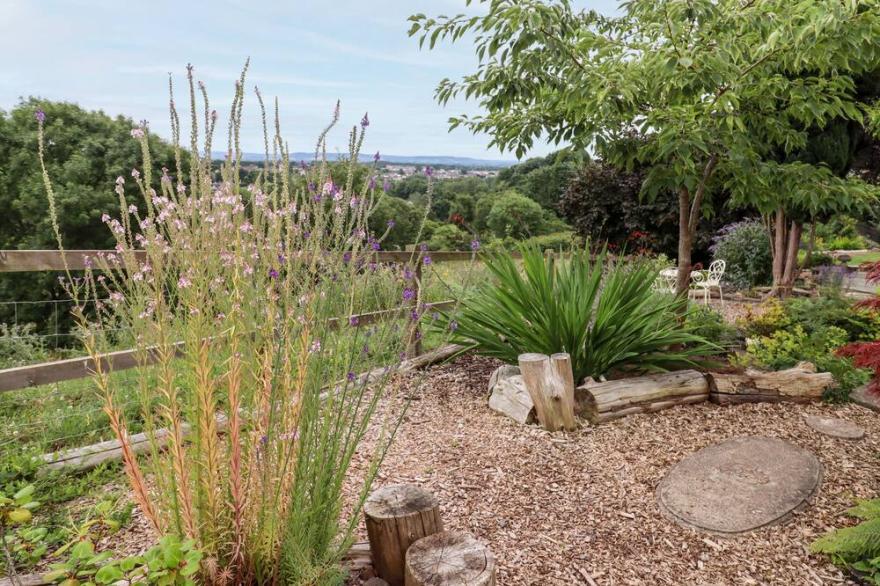 THE GROOMS, pet friendly, with a garden in Lydney