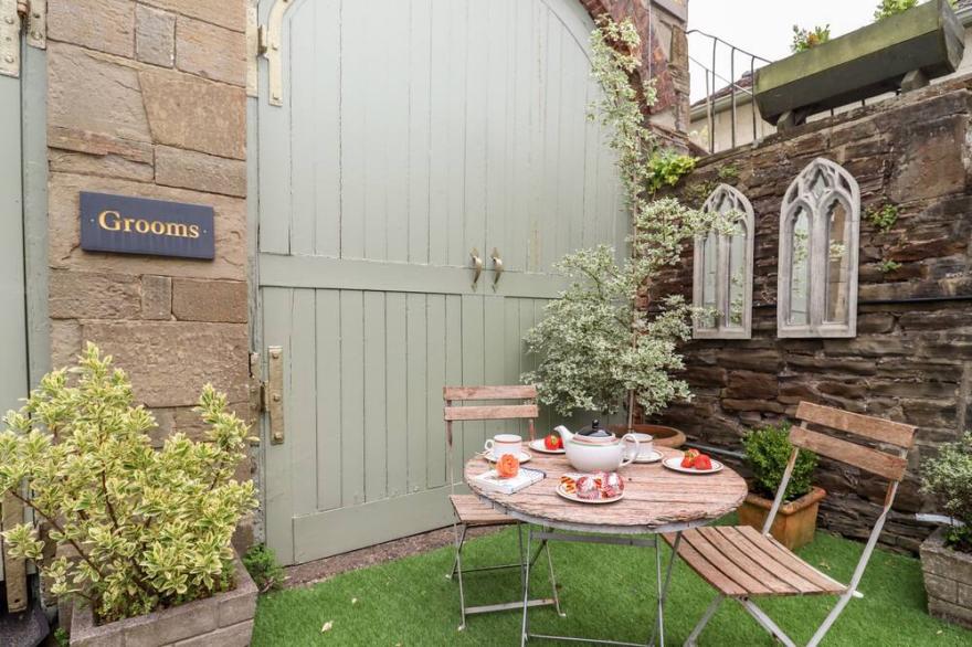 THE GROOMS, pet friendly, with a garden in Lydney