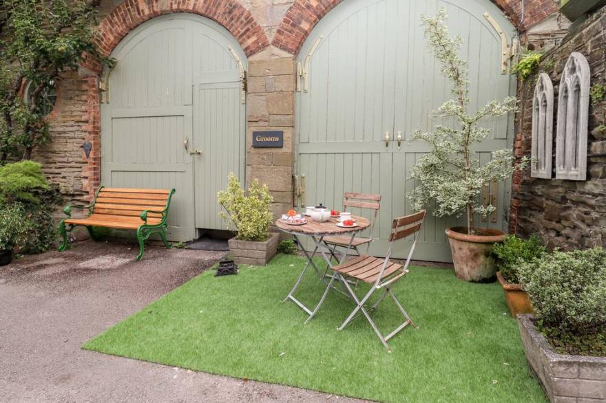 THE GROOMS, pet friendly, with a garden in Lydney