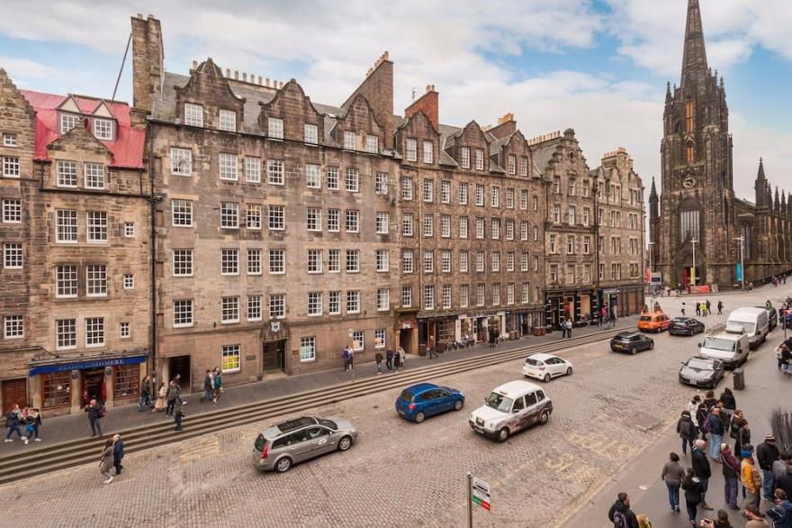 Superb 1 bedroom + sofabed on the famous Royal Mile, 150 metres to Edinburgh Castle