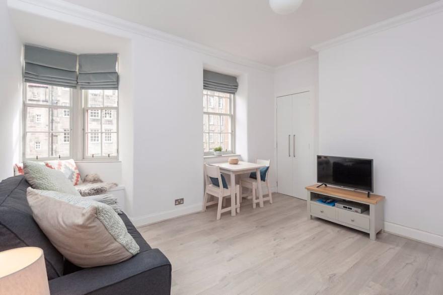 Superb 1 bedroom + sofabed on the famous Royal Mile, 150 metres to Edinburgh Castle