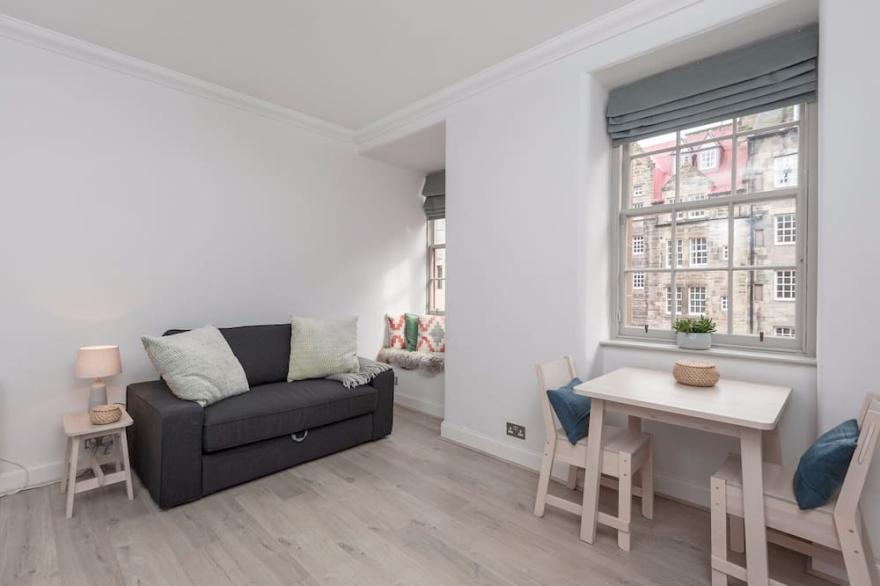 Superb 1 bedroom + sofabed on the famous Royal Mile, 150 metres to Edinburgh Castle