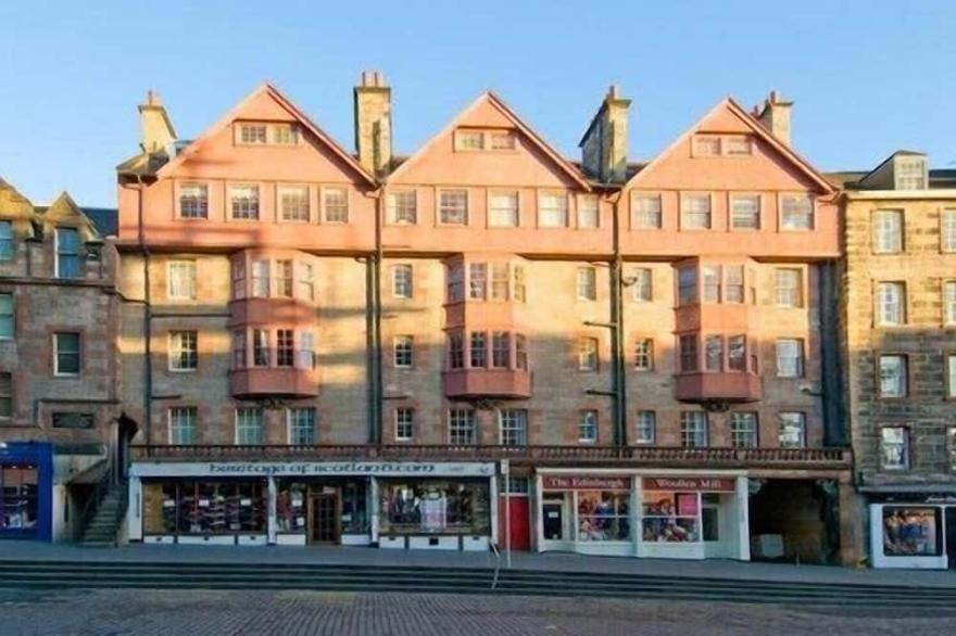 Superb 1 bedroom + sofabed on the famous Royal Mile, 150 metres to Edinburgh Castle