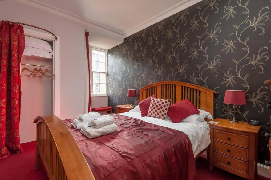 Superb 1 bedroom + sofabed on the famous Royal Mile, 150 metres to Edinburgh Castle