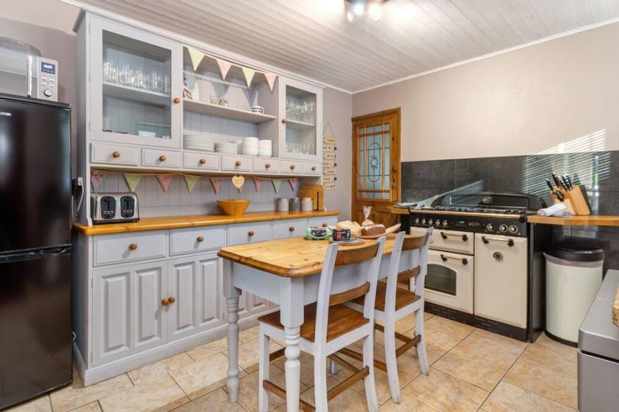 Cartref - Cottage with Hot Tub, Countryside Views