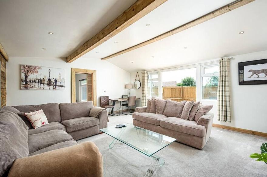 Modern cabins with gorgeous lounge & sunny deck sleeps 18