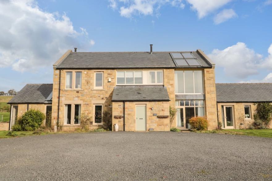 FONTBURN FARMHOUSE, pet friendly, luxury holiday cottage in Rothbury