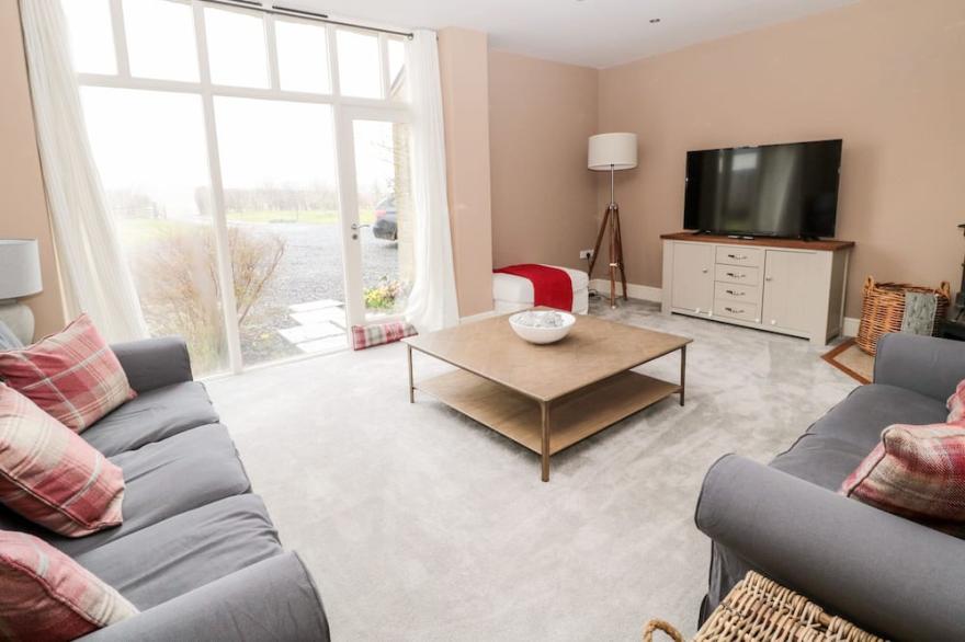 FONTBURN FARMHOUSE, pet friendly, luxury holiday cottage in Rothbury