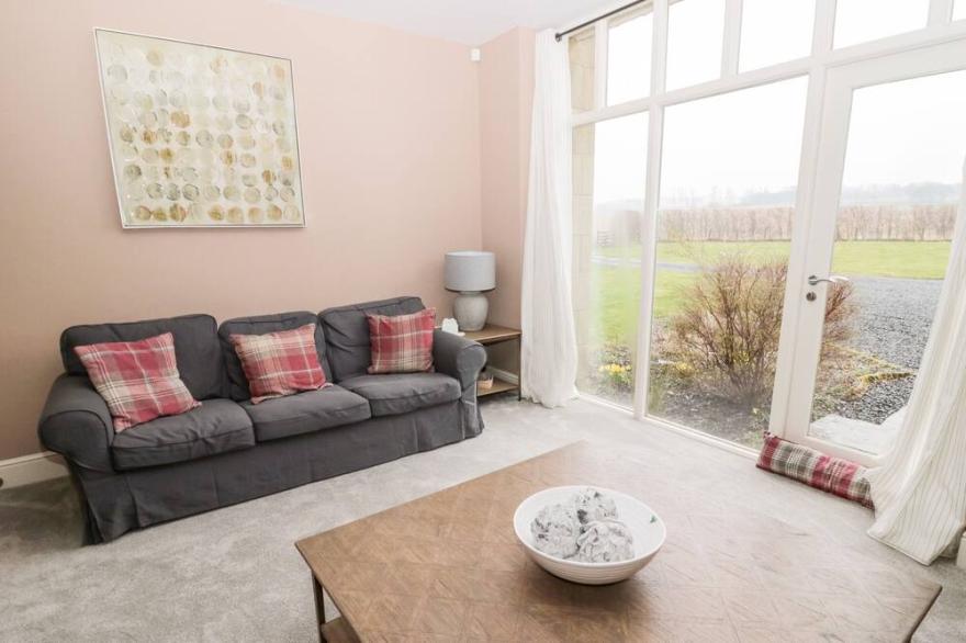 FONTBURN FARMHOUSE, pet friendly, luxury holiday cottage in Rothbury