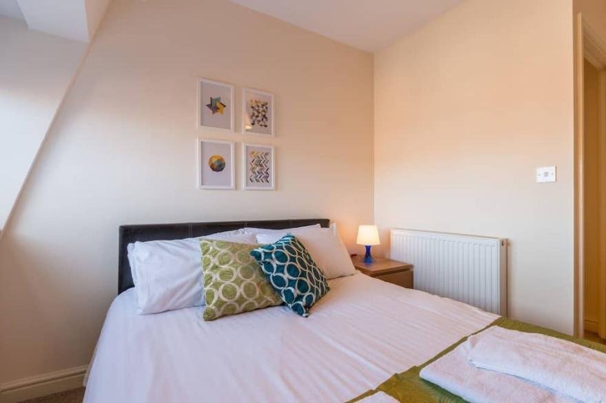 Westlecot House - Spacious 2 bed, 2 bath, Sleeps 6