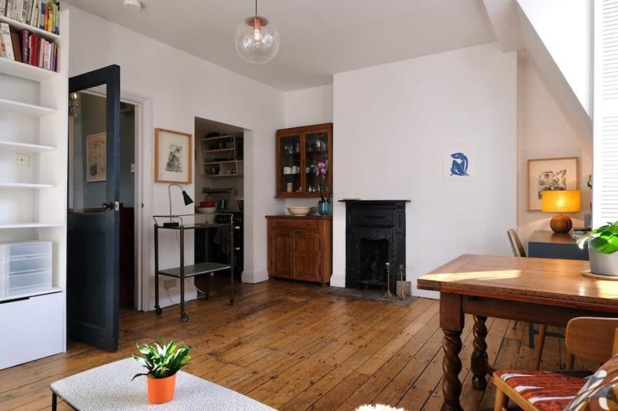 Lovely one bed apartment, with roof terrace and views over the city.